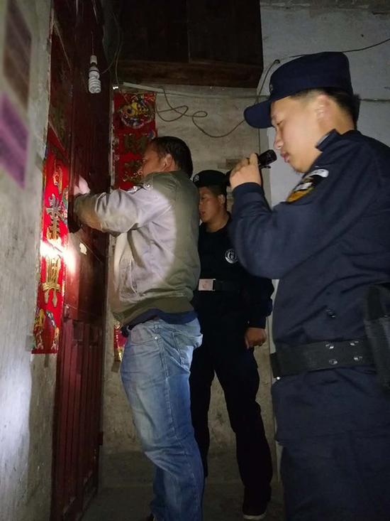 玉屏县粗心妈妈误将幼女锁家中 民警全城寻开锁师傅开门